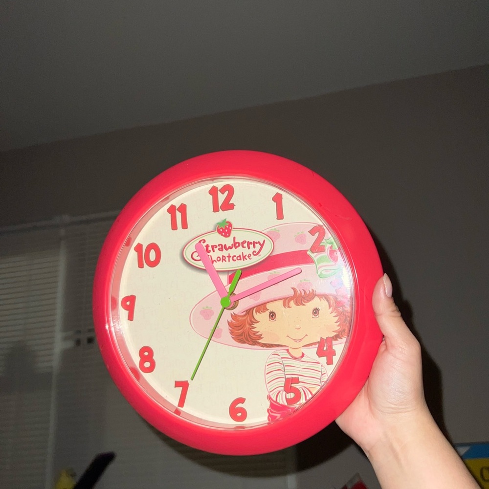 Strawberry Shortcake edition 2003 pink/red clock